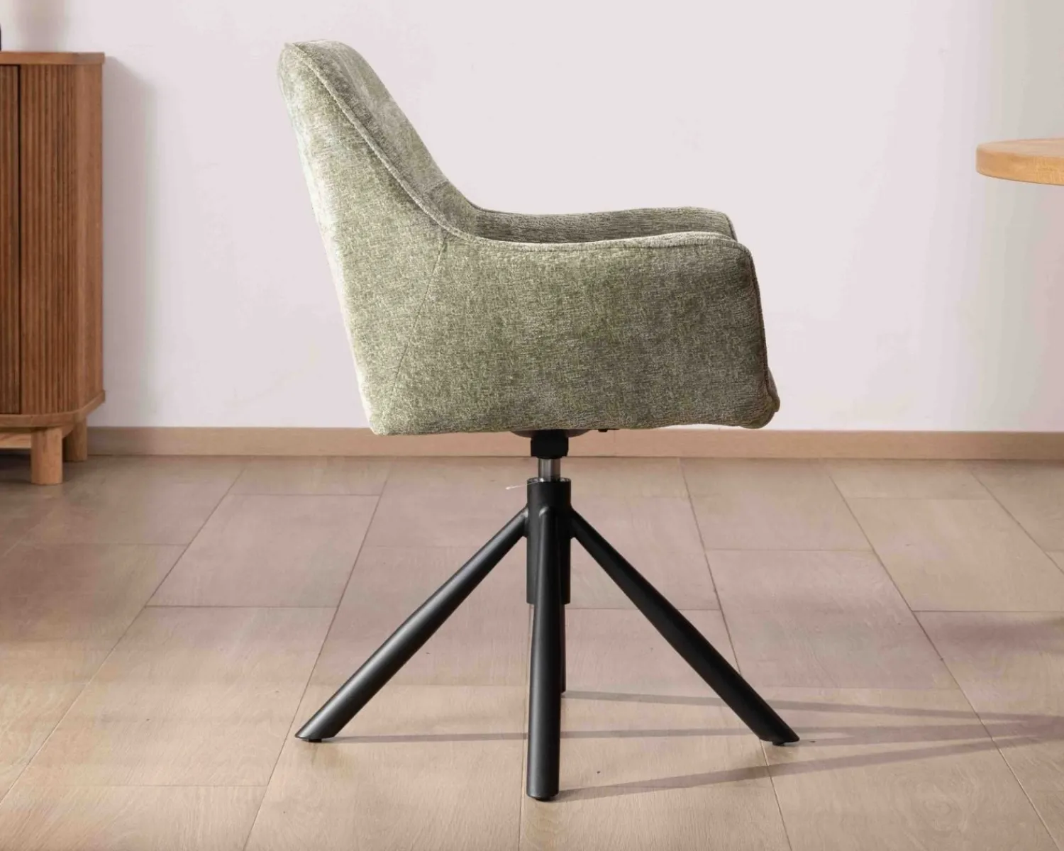 Meuble House Lot de 2 chaises en tissu vert "Ewing" avec accoudoirs et pied métal rotatif New
