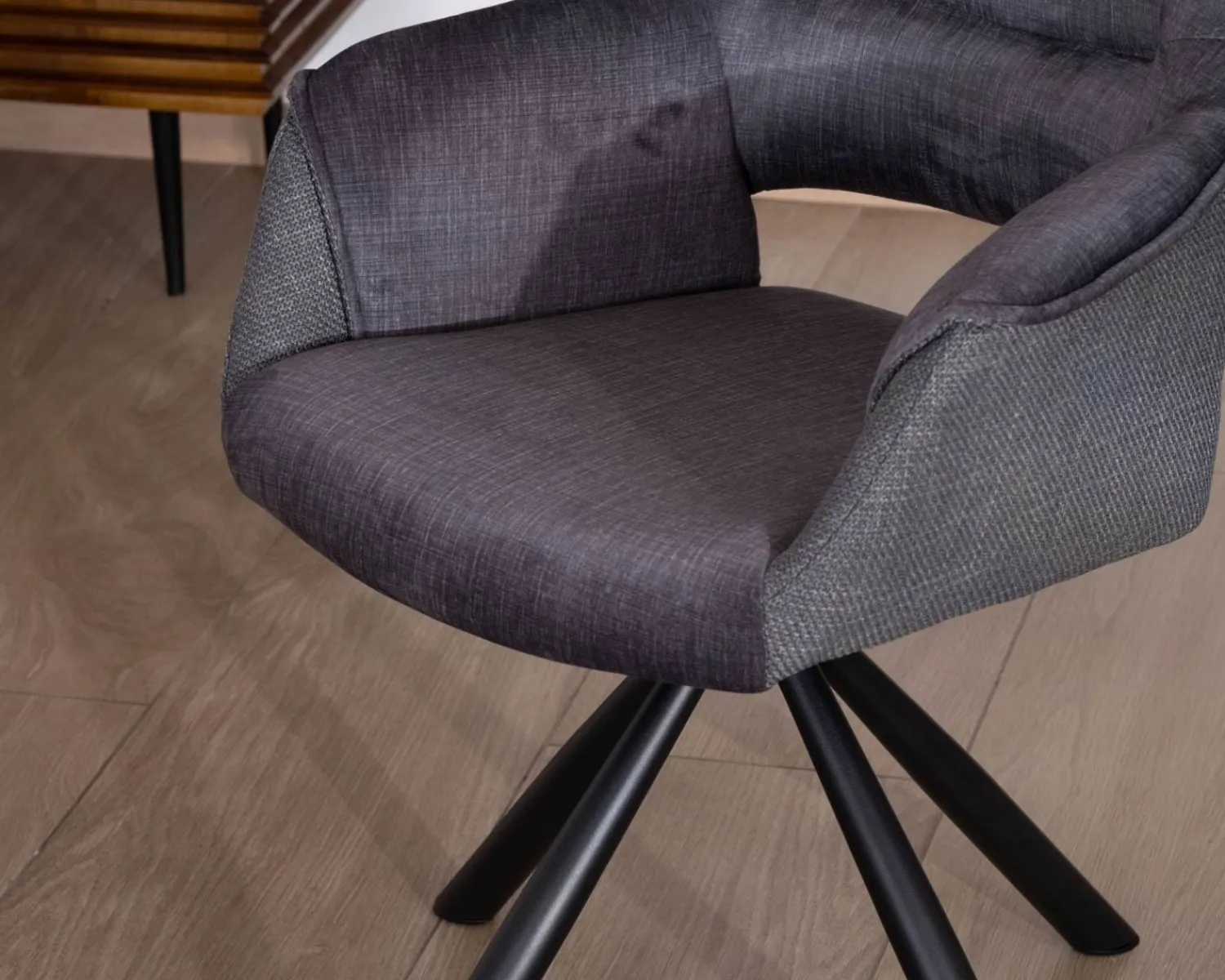 Meuble House Lot de 2 fauteuils de repas contemporains pivotants sur pied métal noir "Chilko" en tissu bi texturé gris New