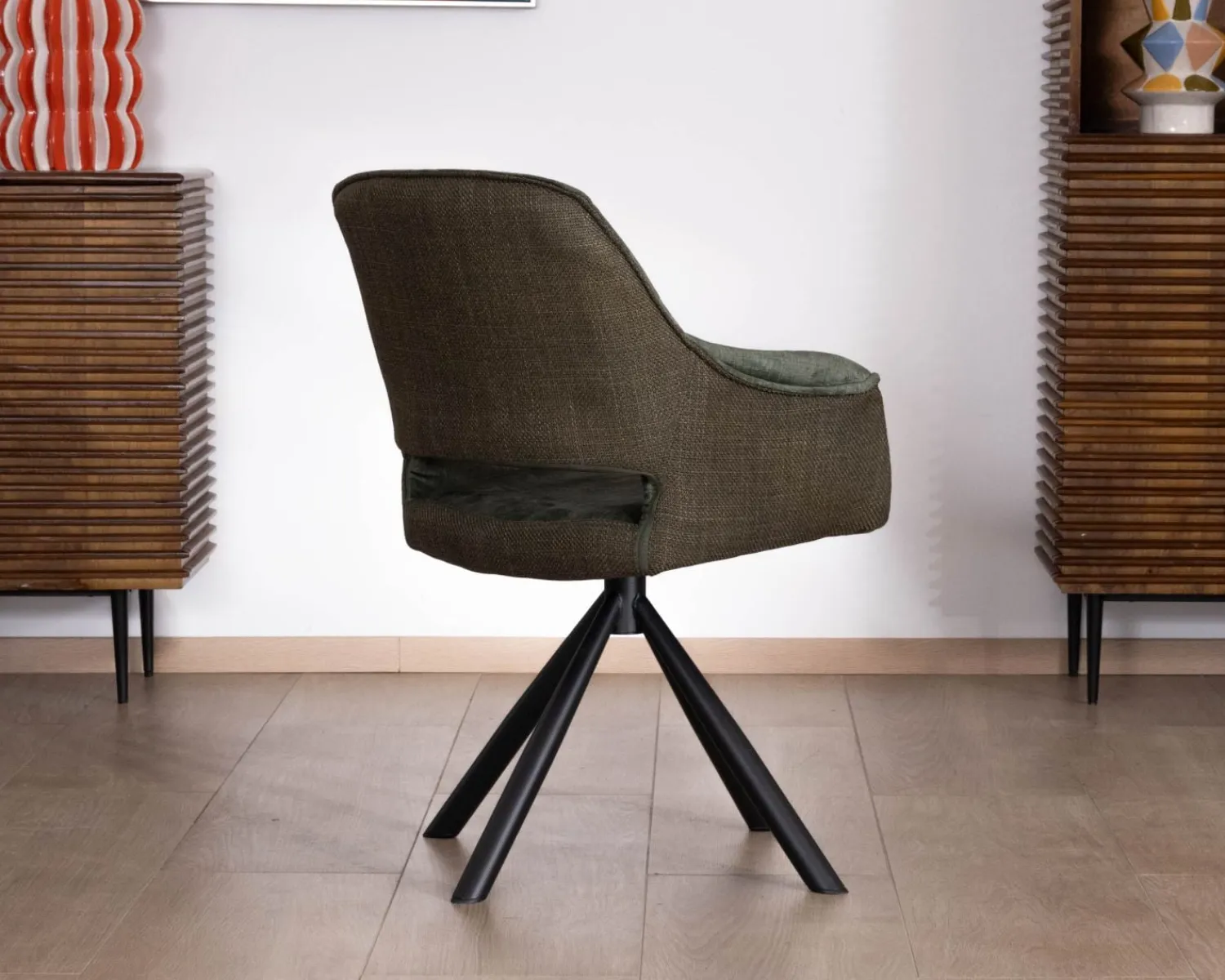 Meuble House Lot de 2 fauteuils de repas enveloppants en tissu bi texture vert "Chilko" avec pied pivotant en métal noir Hot