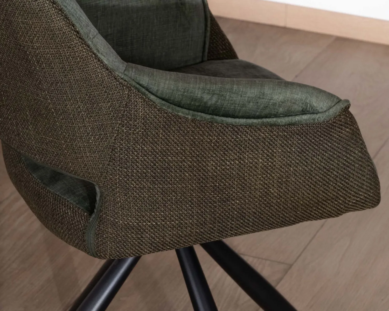 Meuble House Lot de 2 fauteuils de repas enveloppants en tissu bi texture vert "Chilko" avec pied pivotant en métal noir Hot
