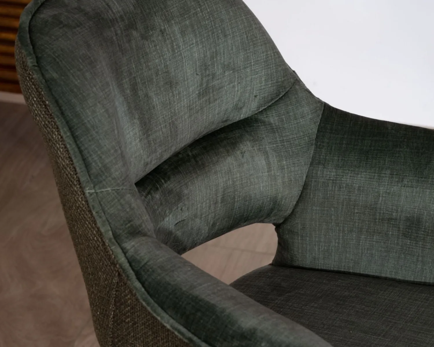 Meuble House Lot de 2 fauteuils de repas enveloppants en tissu bi texture vert "Chilko" avec pied pivotant en métal noir Hot