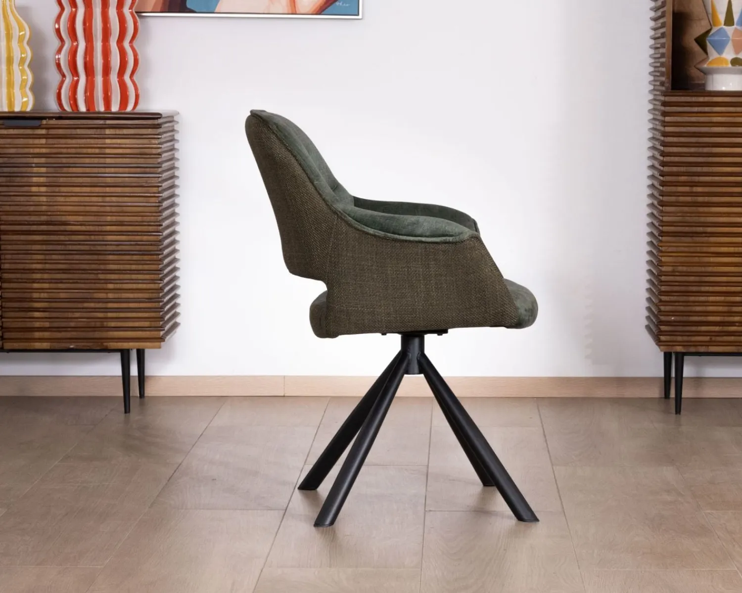 Meuble House Lot de 2 fauteuils de repas enveloppants en tissu bi texture vert "Chilko" avec pied pivotant en métal noir Hot