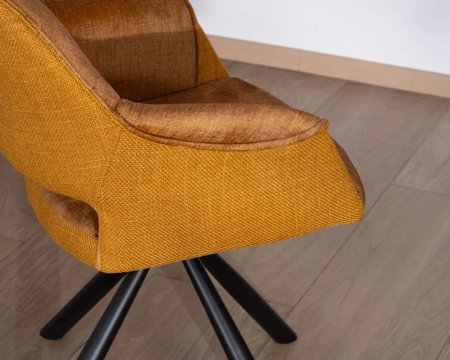 Meuble House Lot de 2 fauteuils de repas pivotants et enveloppants en tissu bi texturé jaune moutarde "Chilko"