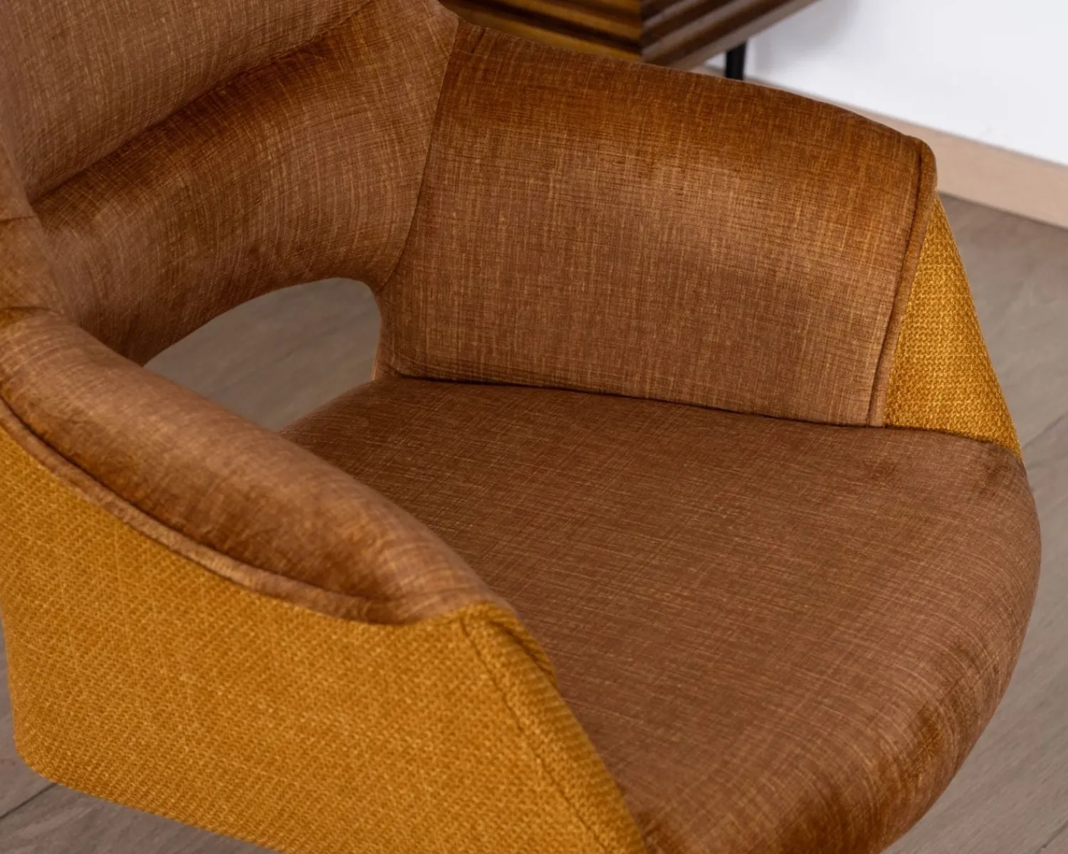 Meuble House Lot de 2 fauteuils de repas pivotants et enveloppants en tissu bi texturé jaune moutarde "Chilko"