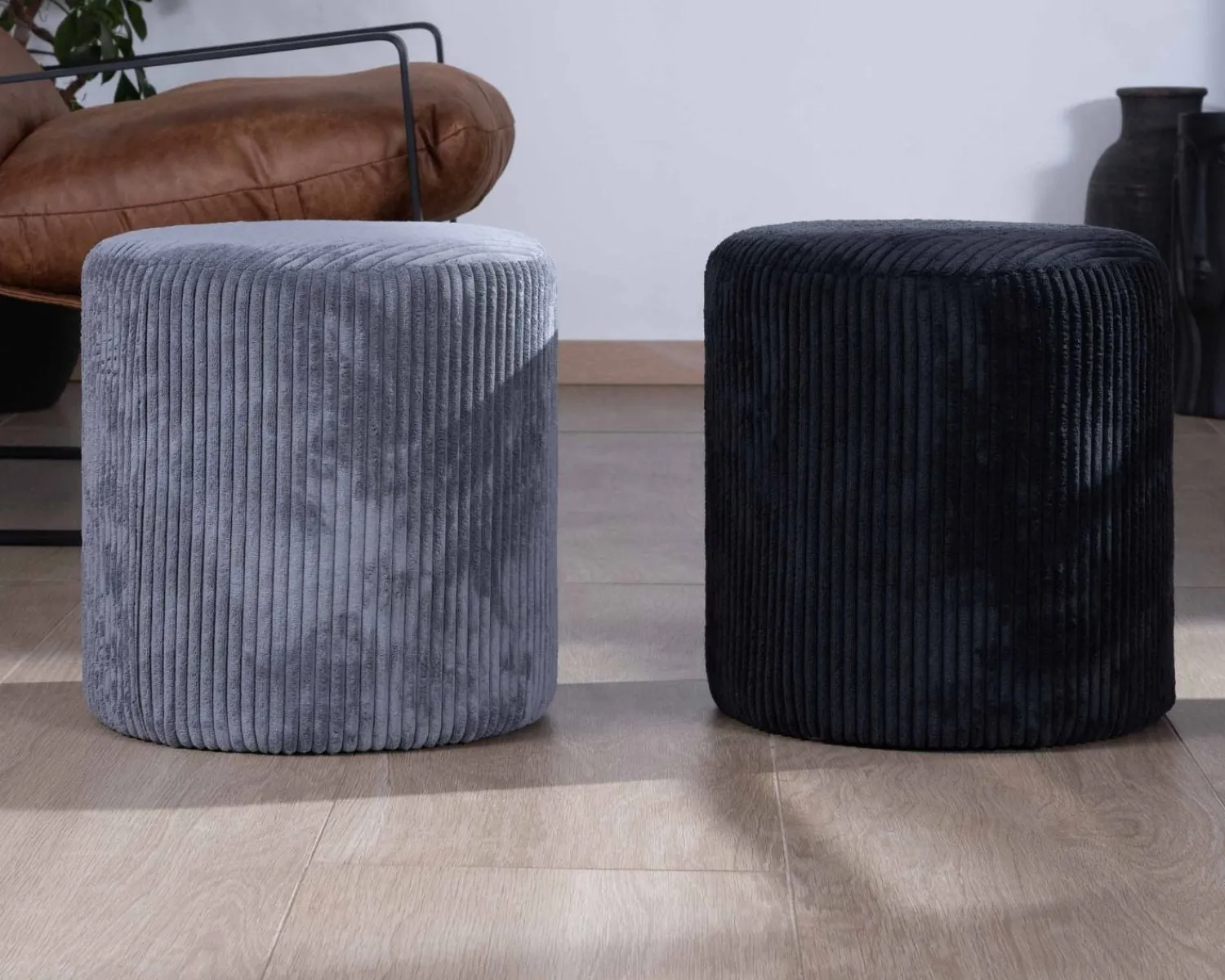 Meuble House Lot de 2 poufs noirs en velours côtelé "Snaw" diamètre 35 cm Sale