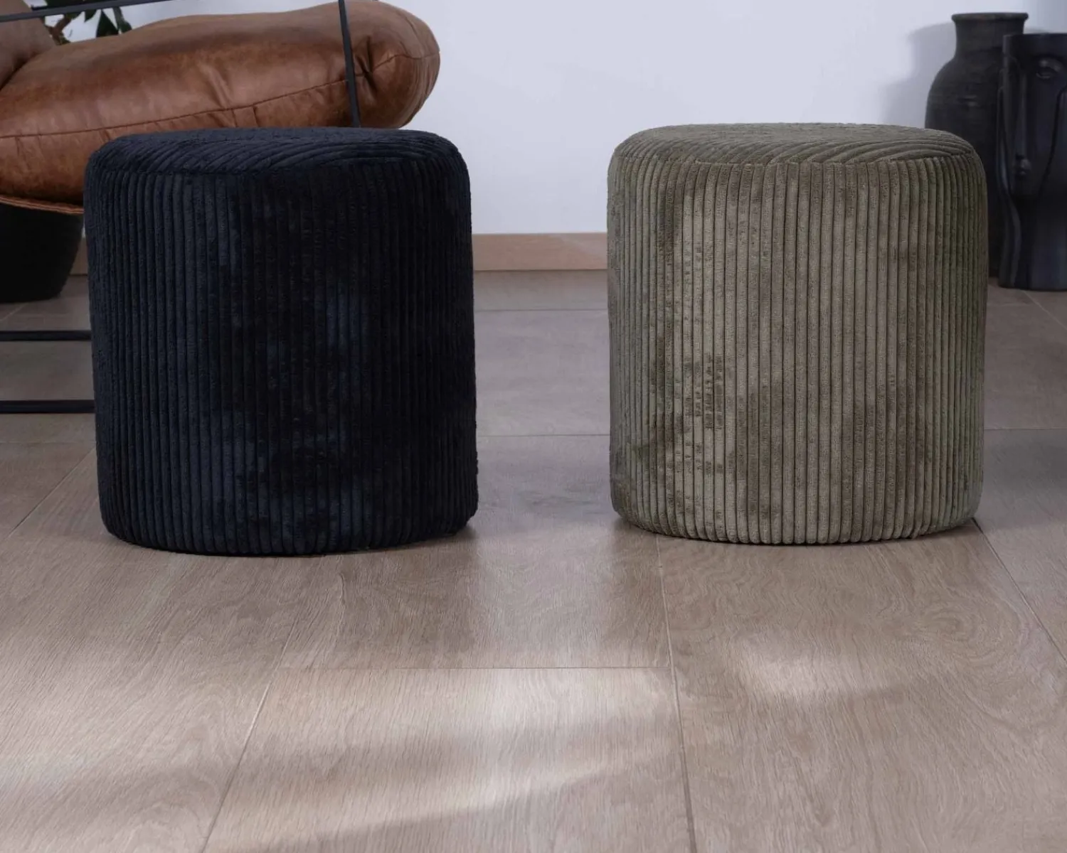 Meuble House Lot de 2 poufs noirs en velours côtelé "Snaw" diamètre 35 cm Sale