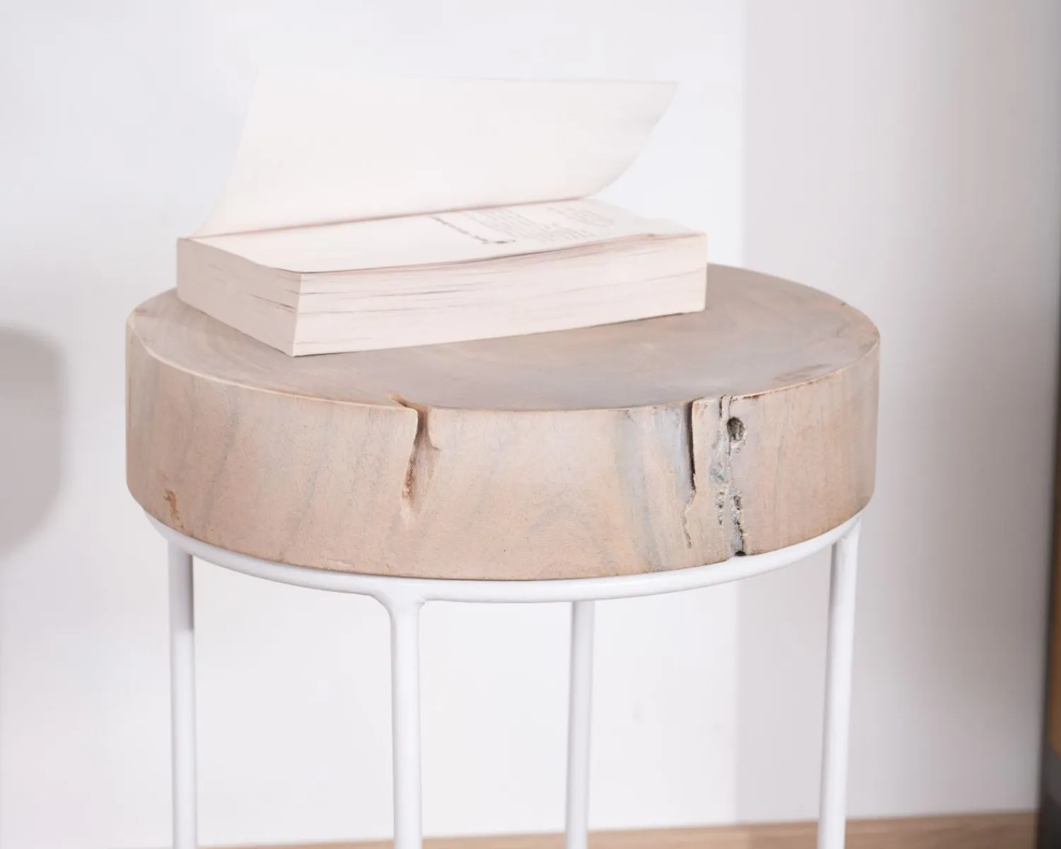 Meuble House Lot de 2 tables d'appoint rondes blanchies en bois et métal "Nervure"