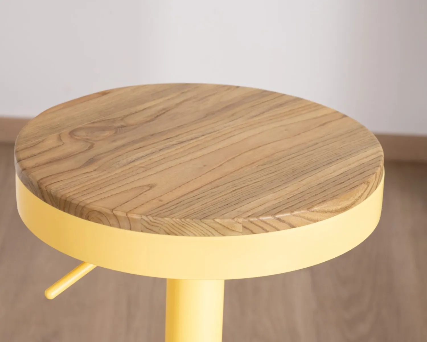 Meuble House Lot de 2 tabourets en métal jaune acidulé avec assise bois "Juo" hauteur réglable Hot