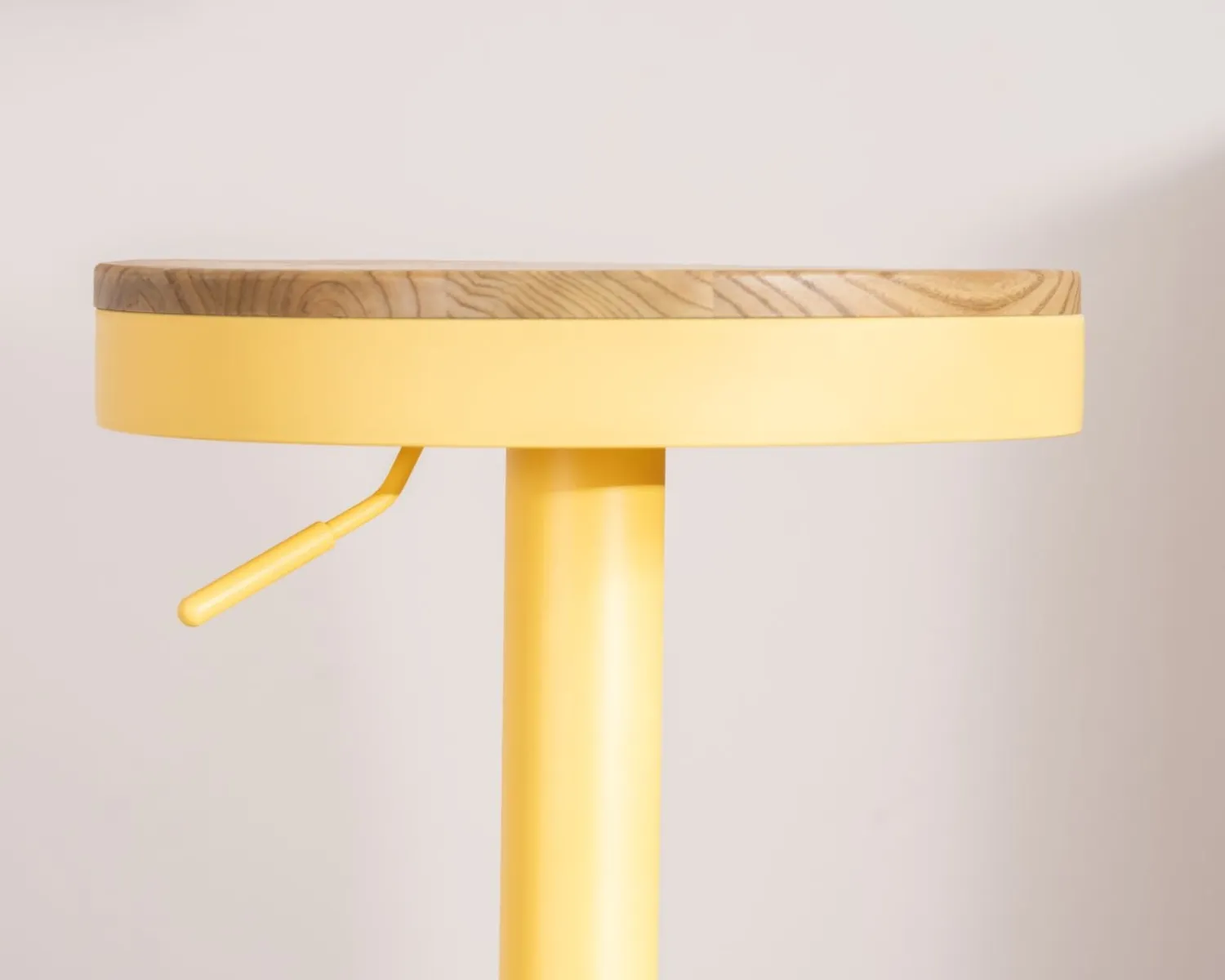 Meuble House Lot de 2 tabourets en métal jaune acidulé avec assise bois "Juo" hauteur réglable Hot