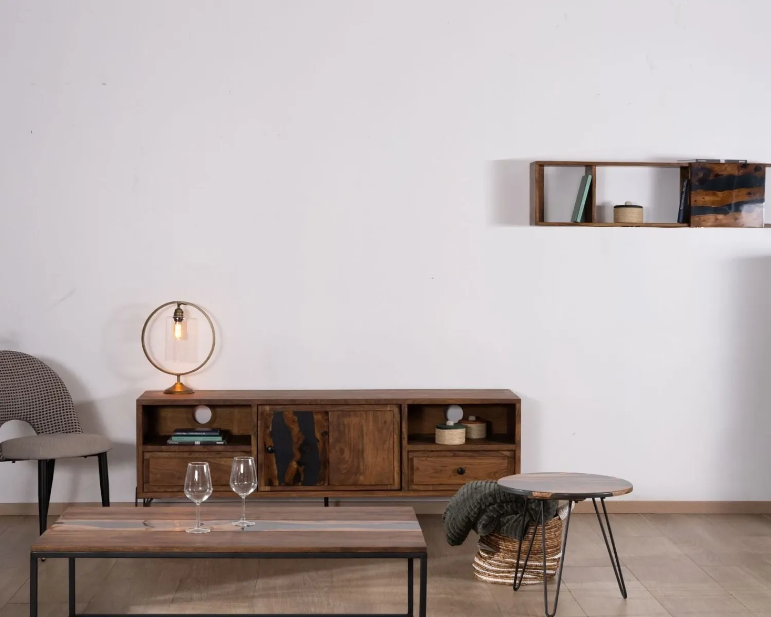 Meuble House Meuble TV 175cm ethnique acacia massif pieds métal noir "Membatu" New