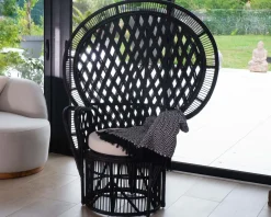 Meuble House Original fauteuil style Pomare en rotin tressé noir "Taïpa Beach" Hot