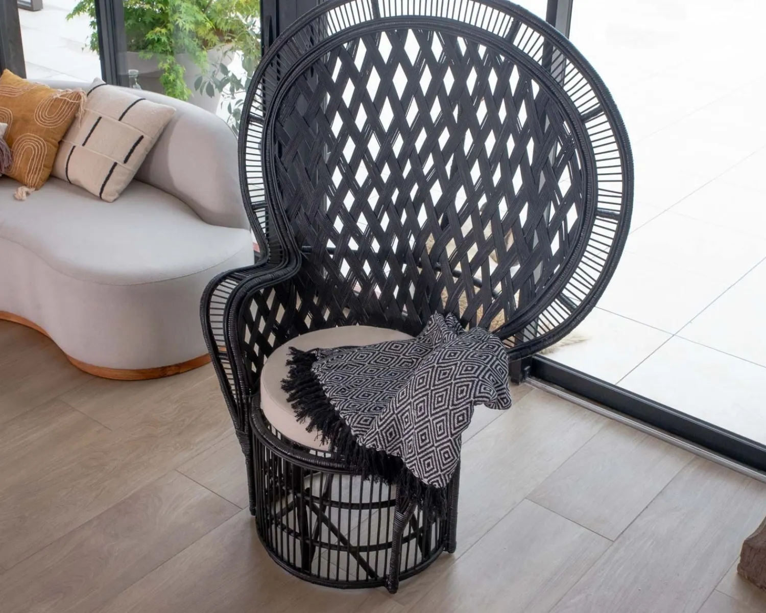 Meuble House Original fauteuil style Pomare en rotin tressé noir "Taïpa Beach" Hot