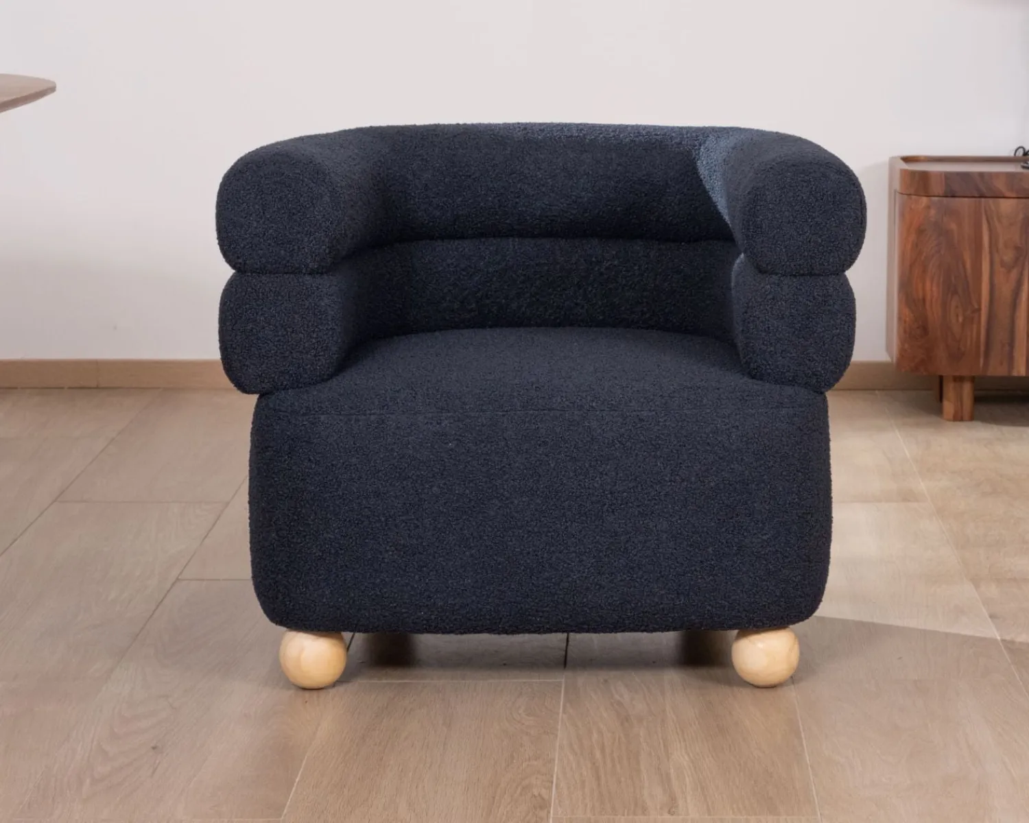 Meuble House Petite chauffeuse enveloppante en tissu bleu foncé "Wala" Hot