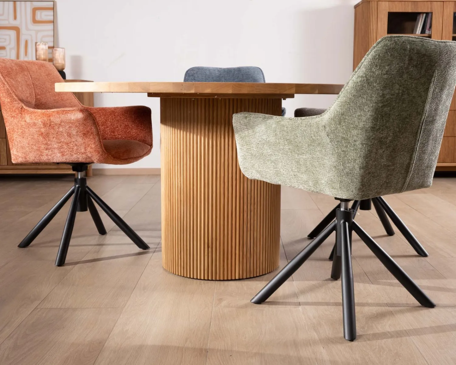 Meuble House Petite table ronde 130 cm et pied central cannelé style rétro "Winton" Best