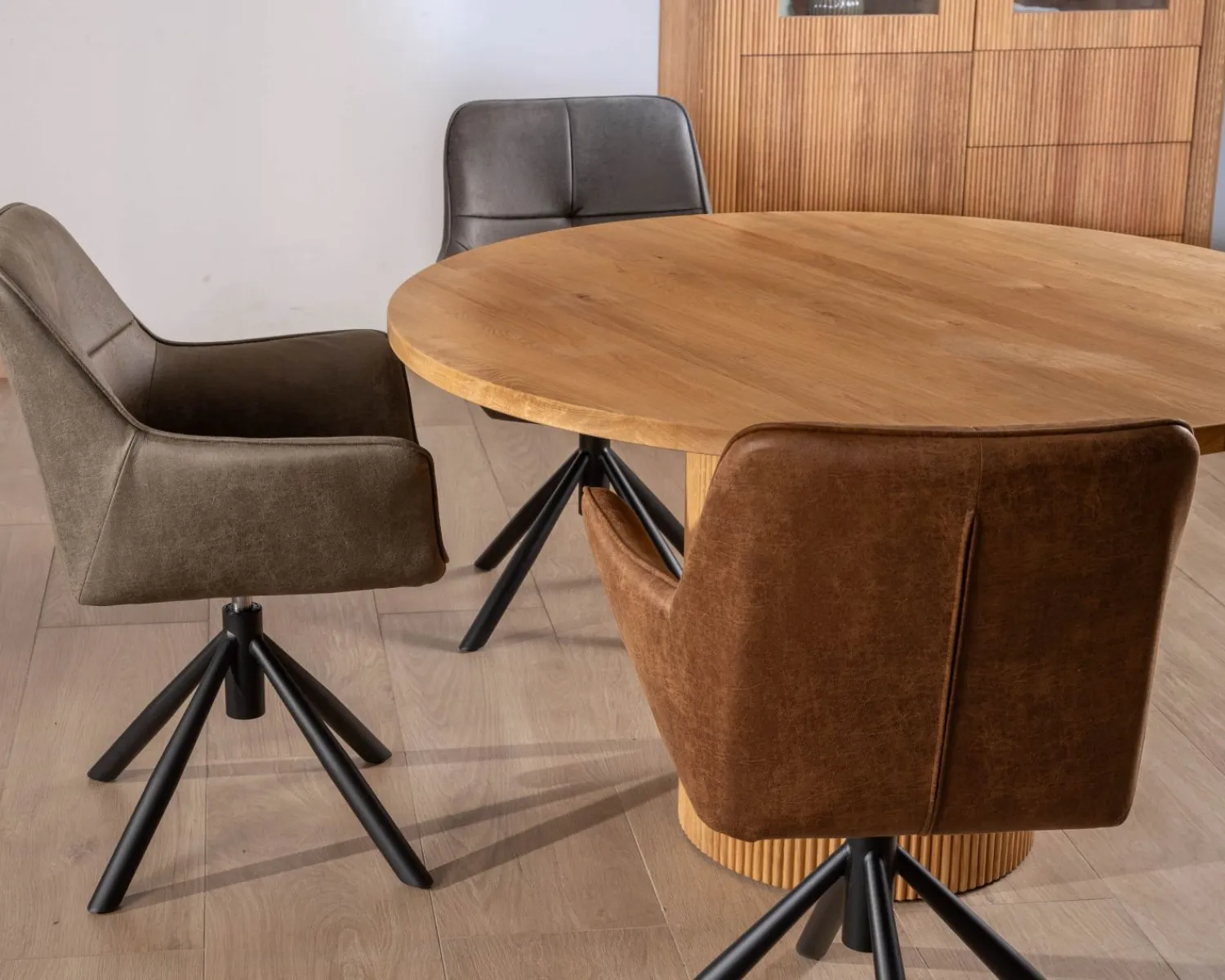 Meuble House Petite table ronde 130 cm et pied central cannelé style rétro "Winton" Best