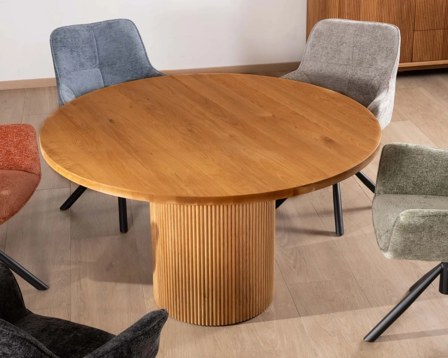 Meuble House Petite table ronde 130 cm et pied central cannelé style rétro "Winton" Best