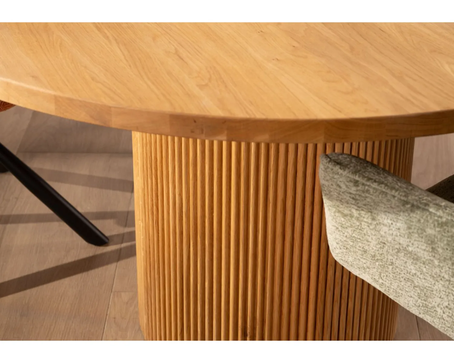 Meuble House Petite table ronde 130 cm et pied central cannelé style rétro "Winton" Best