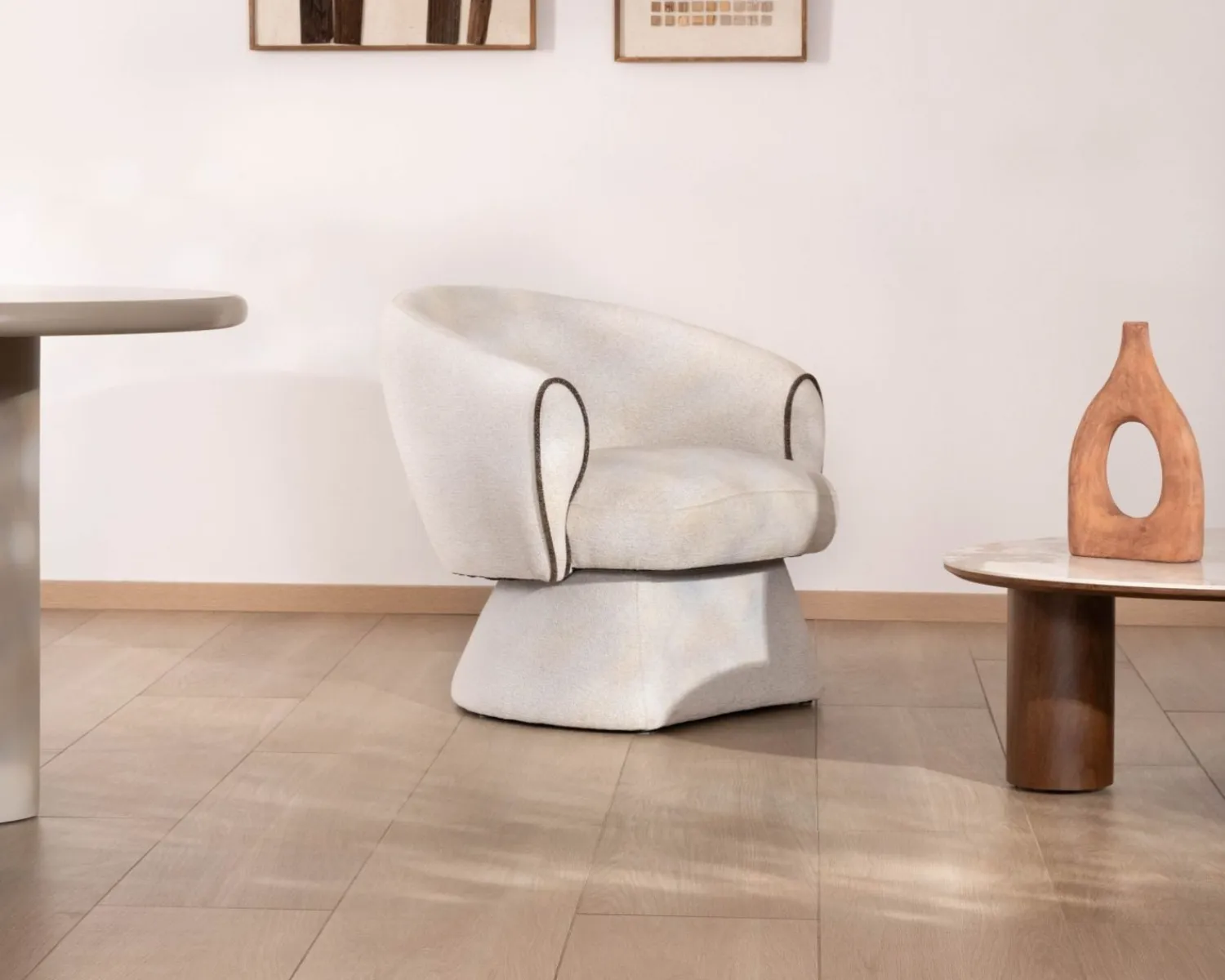 Meuble House Petit fauteuil lounge en tissu bouclette blanc cassé "Sweet Culture" design enveloppant Hot