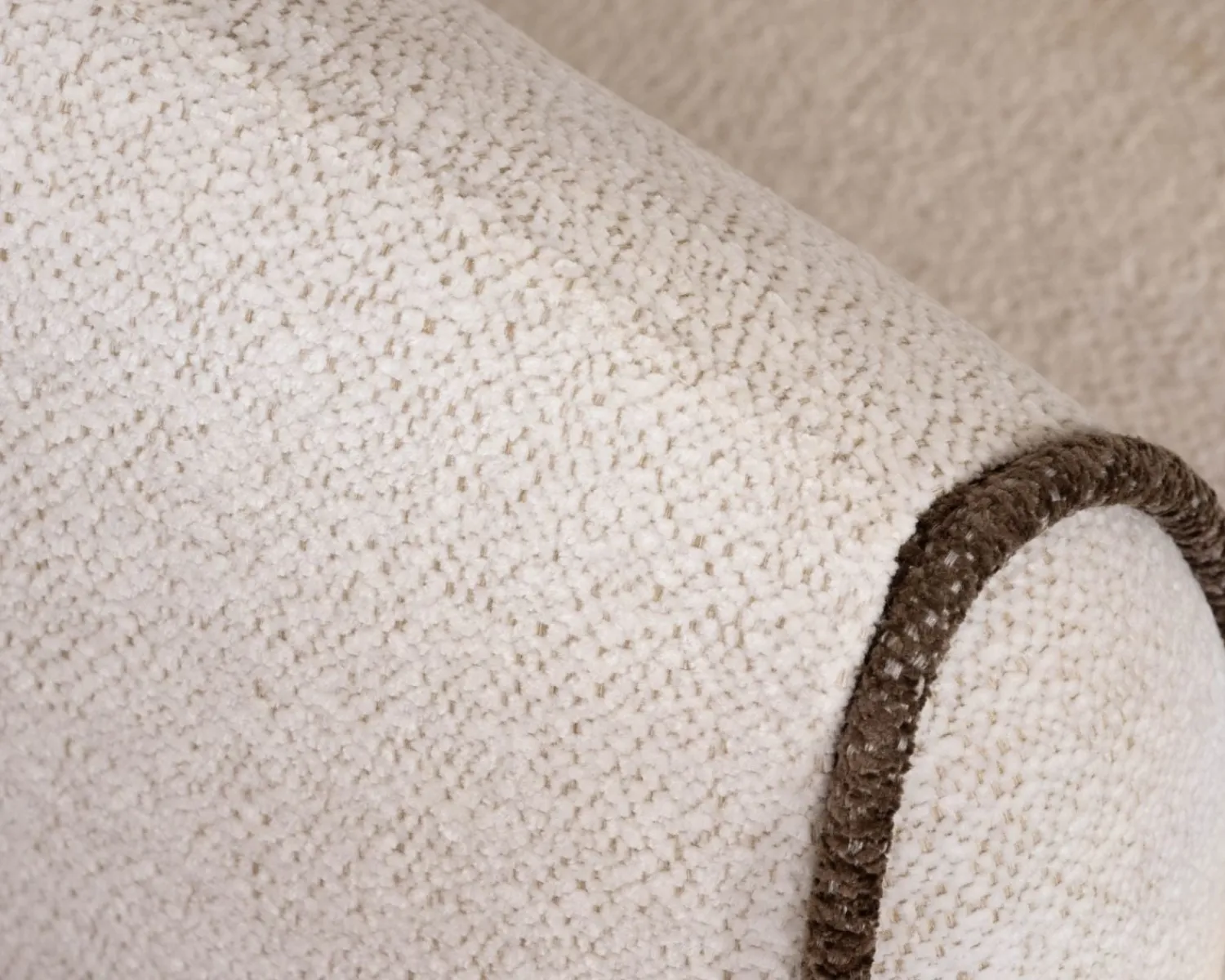 Meuble House Petit fauteuil lounge en tissu bouclette blanc cassé "Sweet Culture" design enveloppant Hot