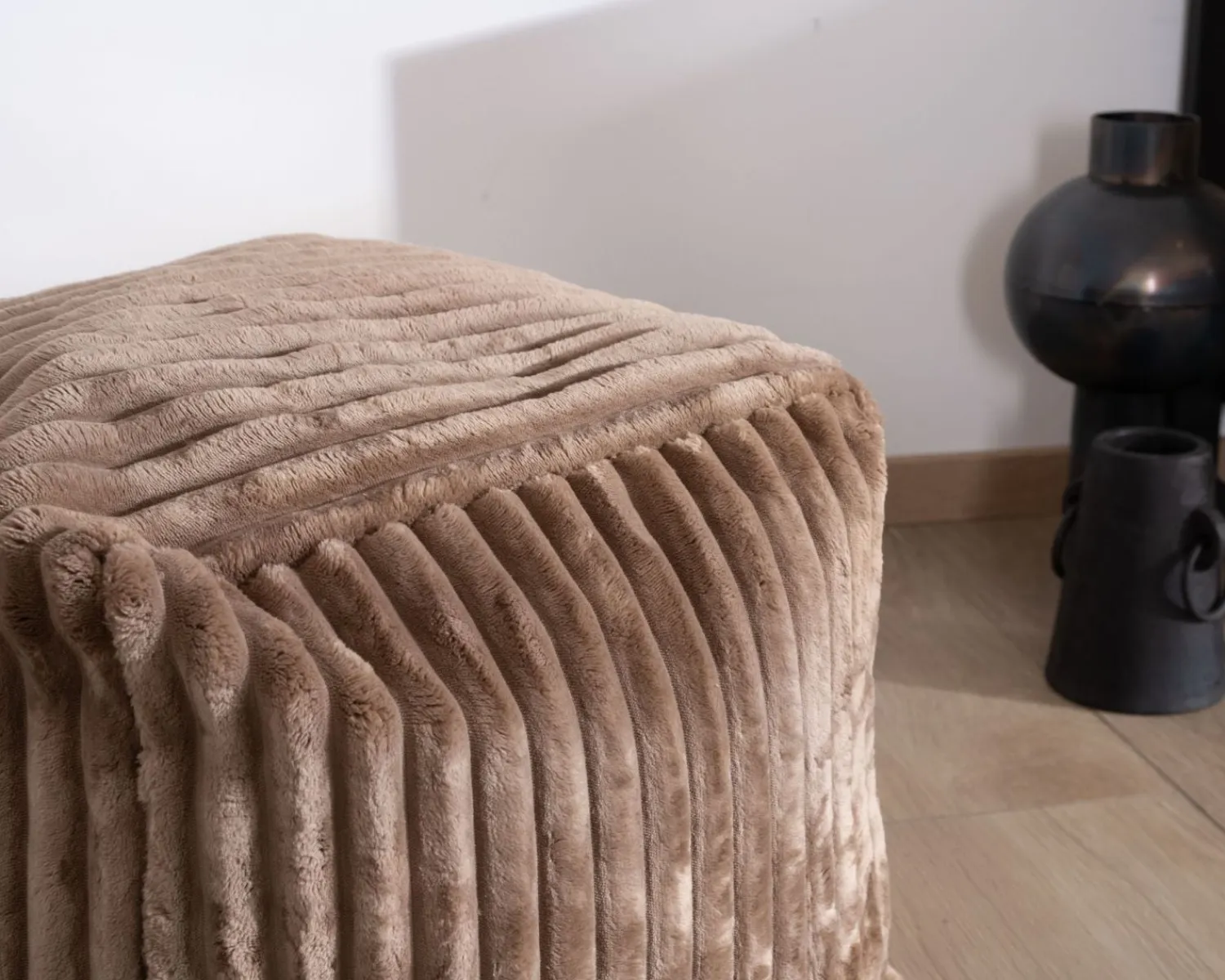 Meuble House Petit pouf carré en velours camel "Lizard"