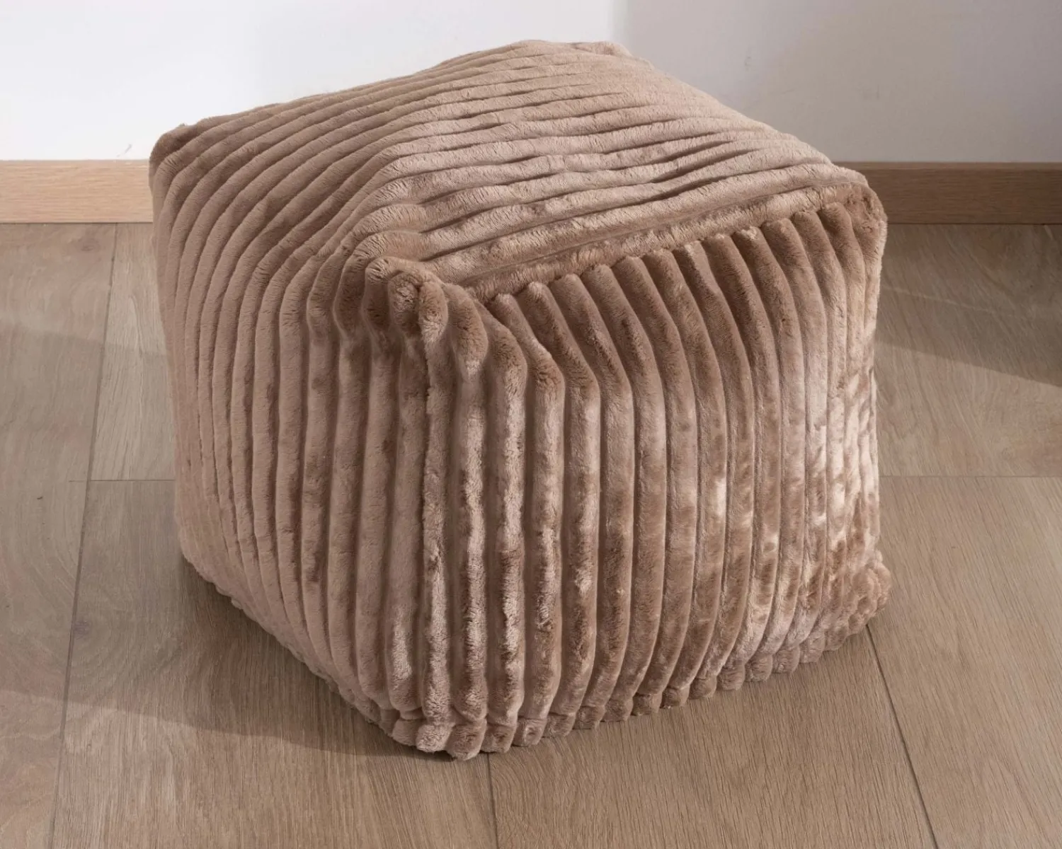 Meuble House Petit pouf carré en velours camel "Lizard"