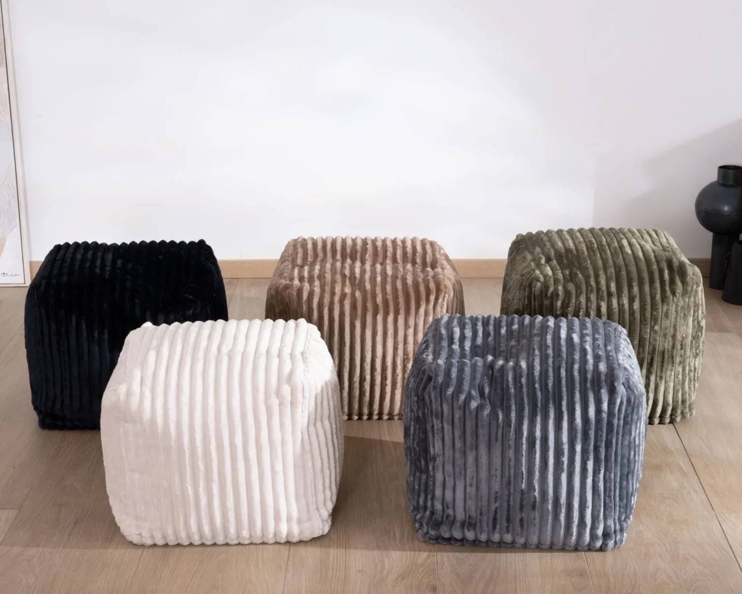Meuble House Petit pouf cubique en velours blanc "Lizard"