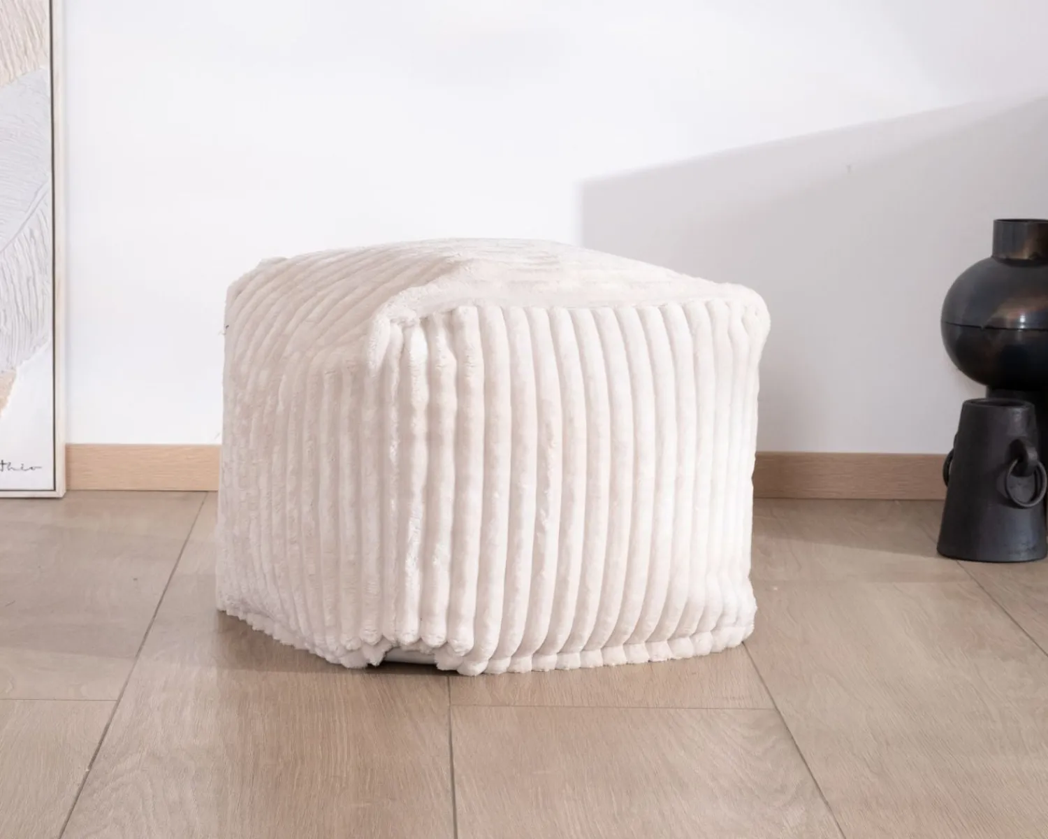 Meuble House Petit pouf cubique en velours blanc "Lizard"