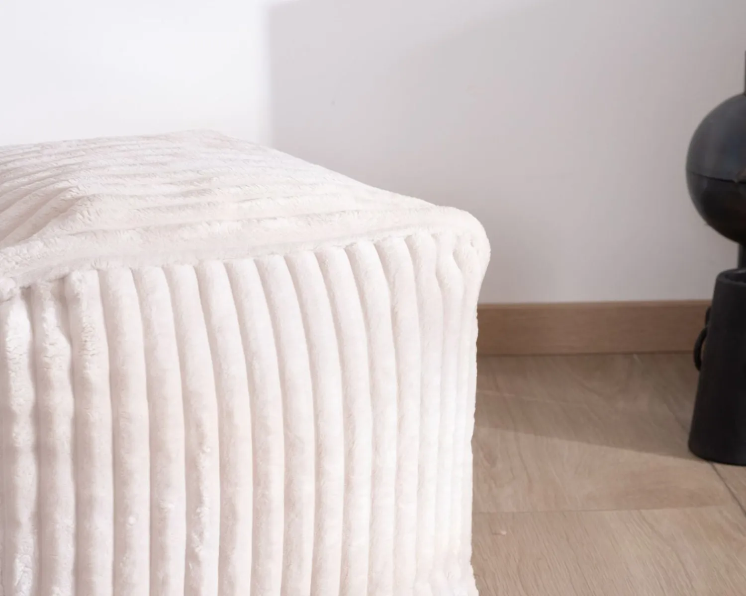Meuble House Petit pouf cubique en velours blanc "Lizard"