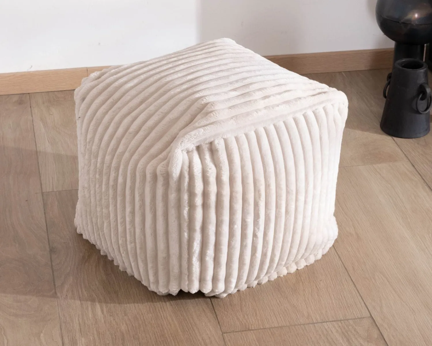 Meuble House Petit pouf cubique en velours blanc "Lizard"