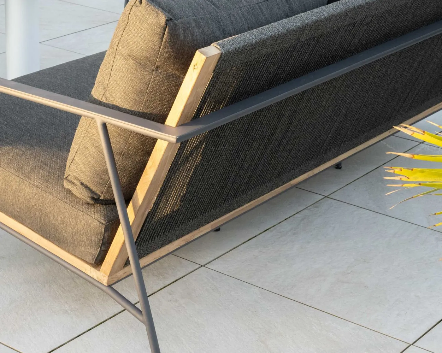 Meuble House Salon de jardin 3 pièces en aluminium, teck et tissu spécial extérieur gris foncé "Hélios" Outlet