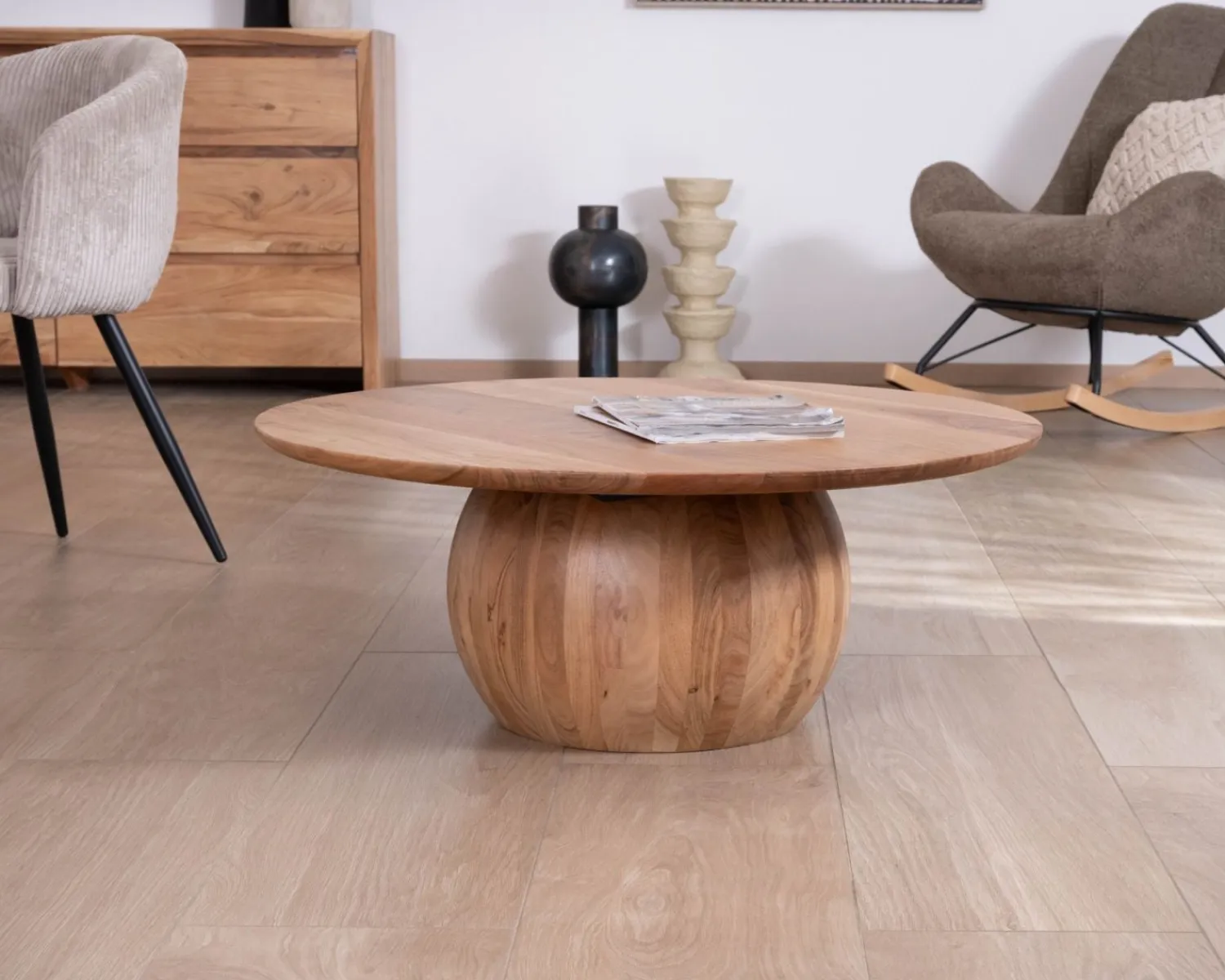 Meuble House Table basse design en acacia massif ronde avec pied boule "Voluto" Online