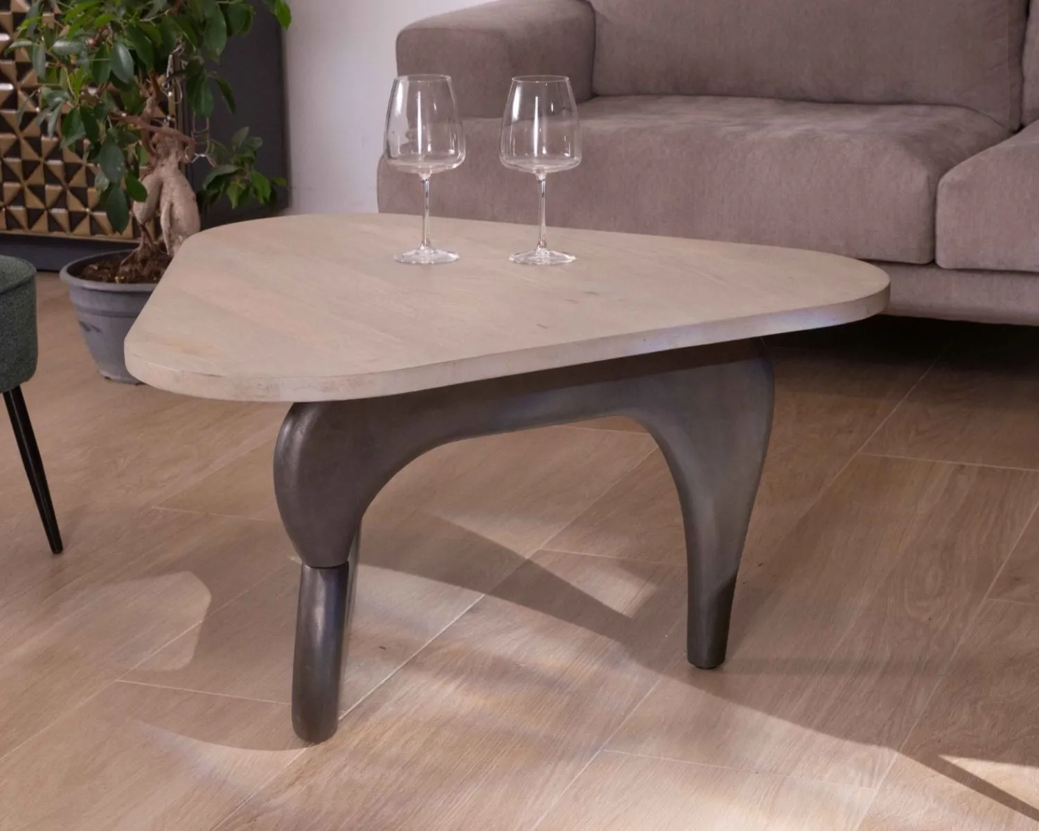 Meuble House Table basse en manguier massif plateau triangulaire "Pop Vintage" Online