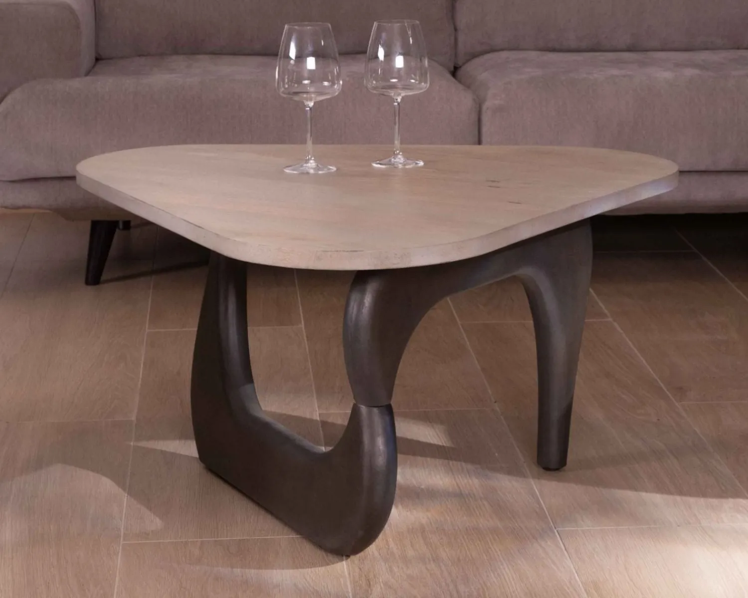 Meuble House Table basse en manguier massif plateau triangulaire "Pop Vintage" Online