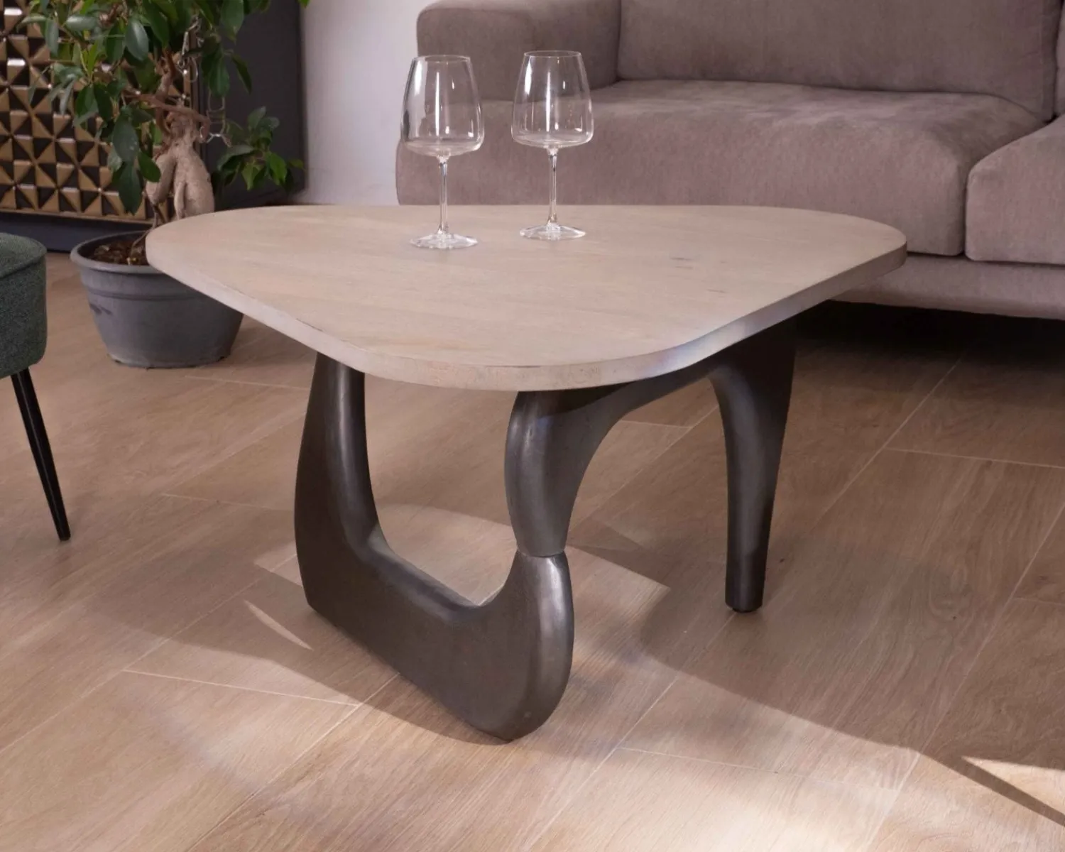 Meuble House Table basse en manguier massif plateau triangulaire "Pop Vintage" Online