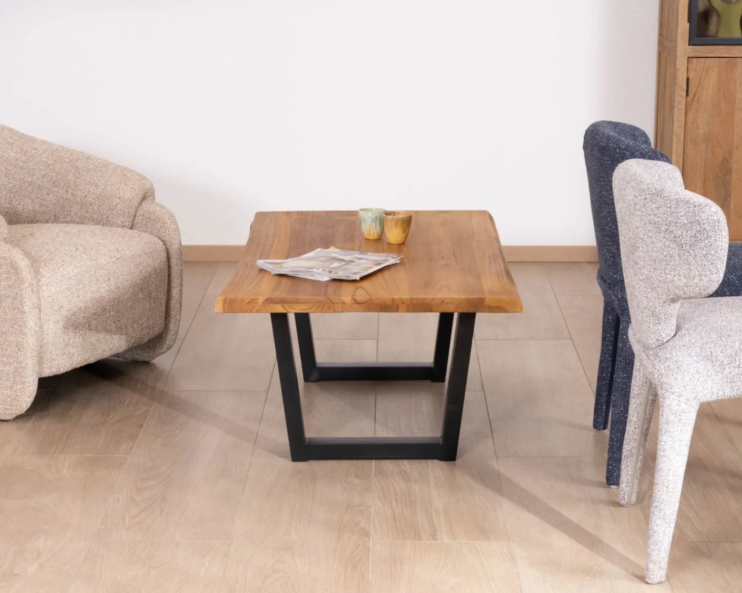 Meuble House Table basse esprit loft en teck recyclé “Lasia” avec piètement métal noir en U New