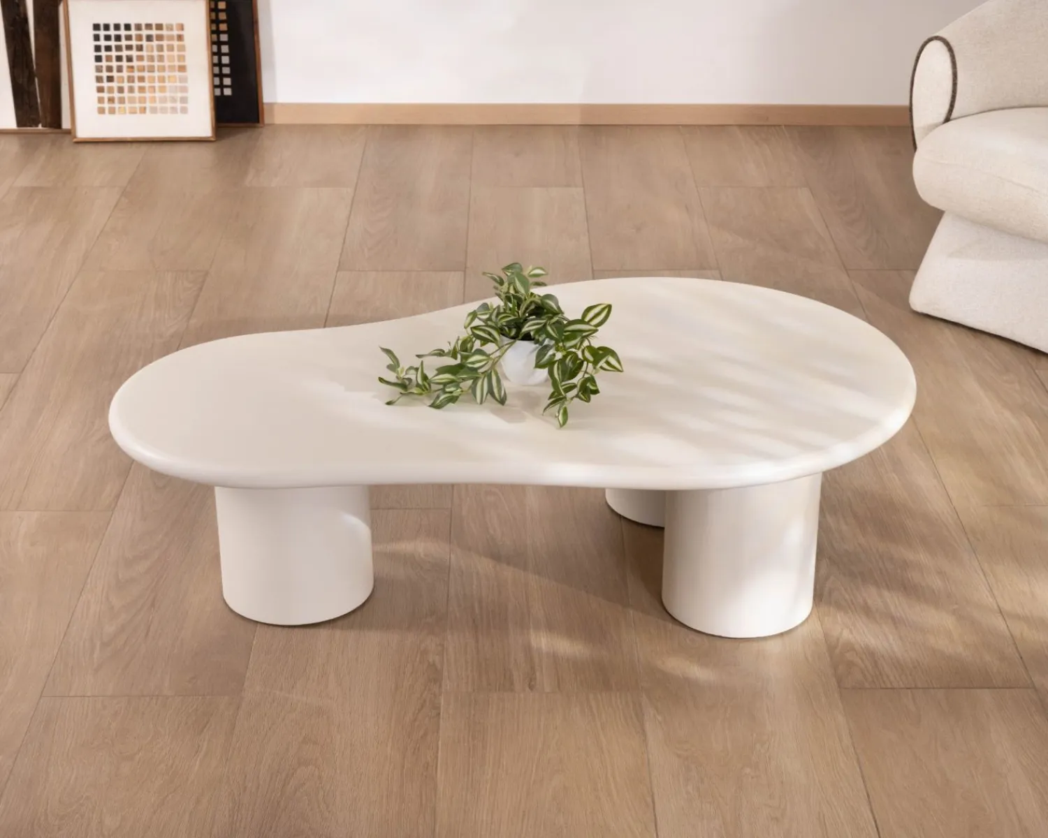 Meuble House Table basse forme organique en micro-ciment teinté crème "Naura"