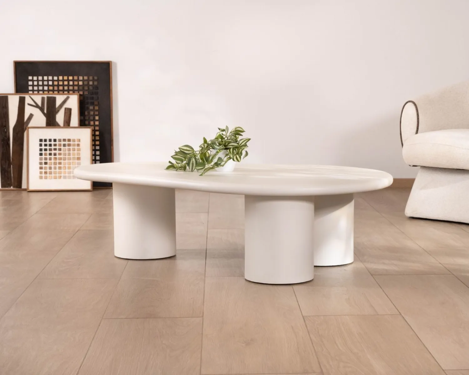 Meuble House Table basse forme organique en micro-ciment teinté crème "Naura"