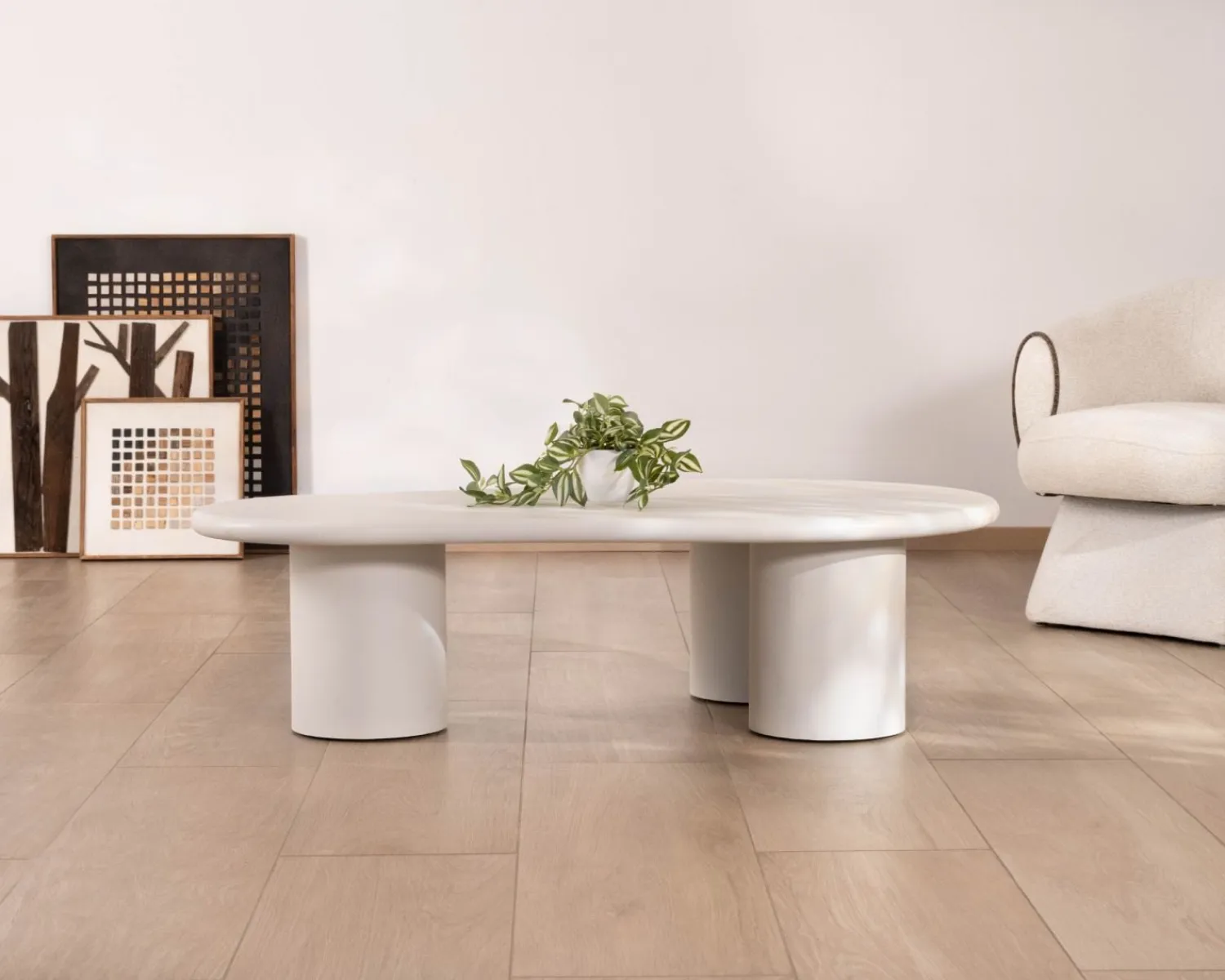 Meuble House Table basse forme organique en micro-ciment teinté crème "Naura"