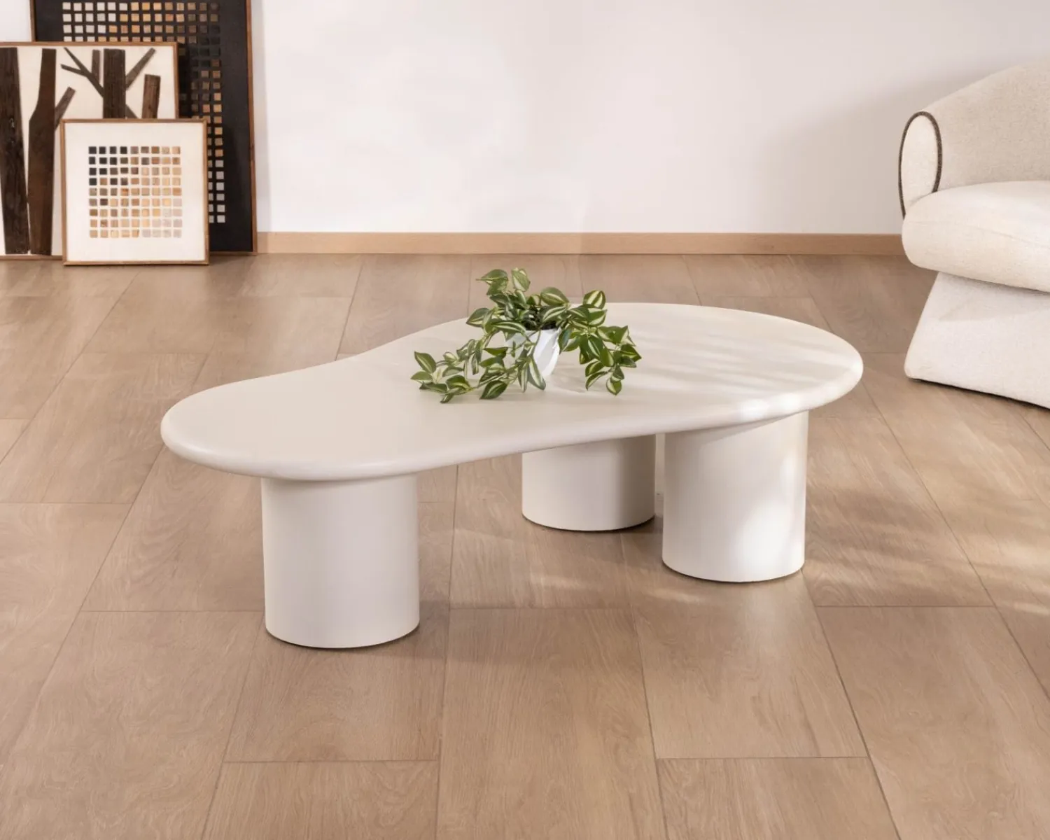 Meuble House Table basse forme organique en micro-ciment teinté crème "Naura"