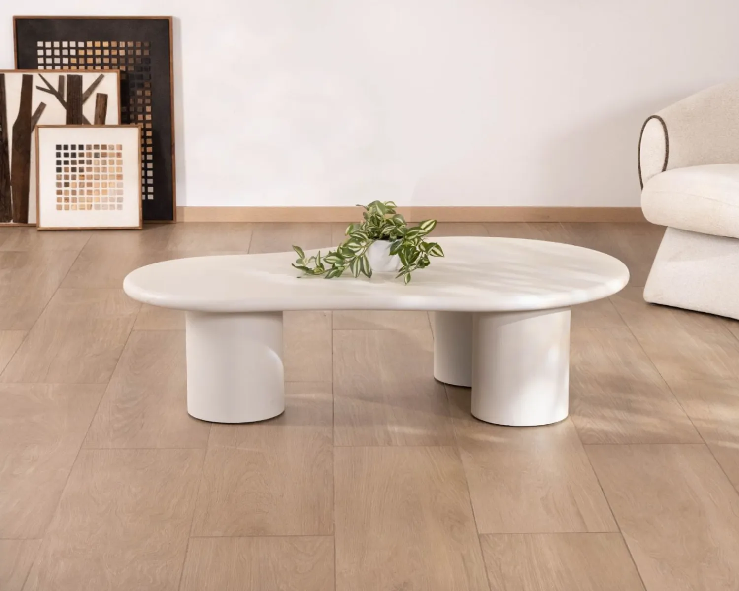 Meuble House Table basse forme organique en micro-ciment teinté crème "Naura"