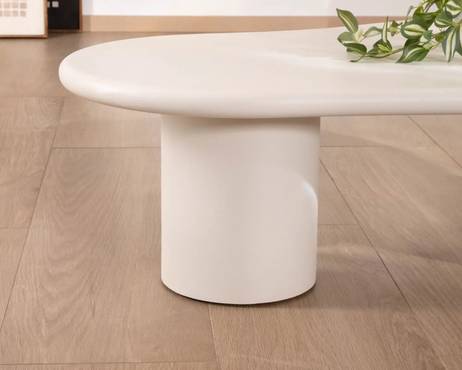 Meuble House Table basse forme organique en micro-ciment teinté crème "Naura"