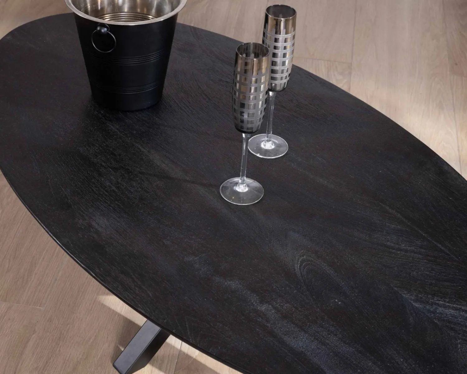 Meuble House Table basse noire plateau ellipse en manguier massif sablé et pieds métal 3D "Pise" Outlet