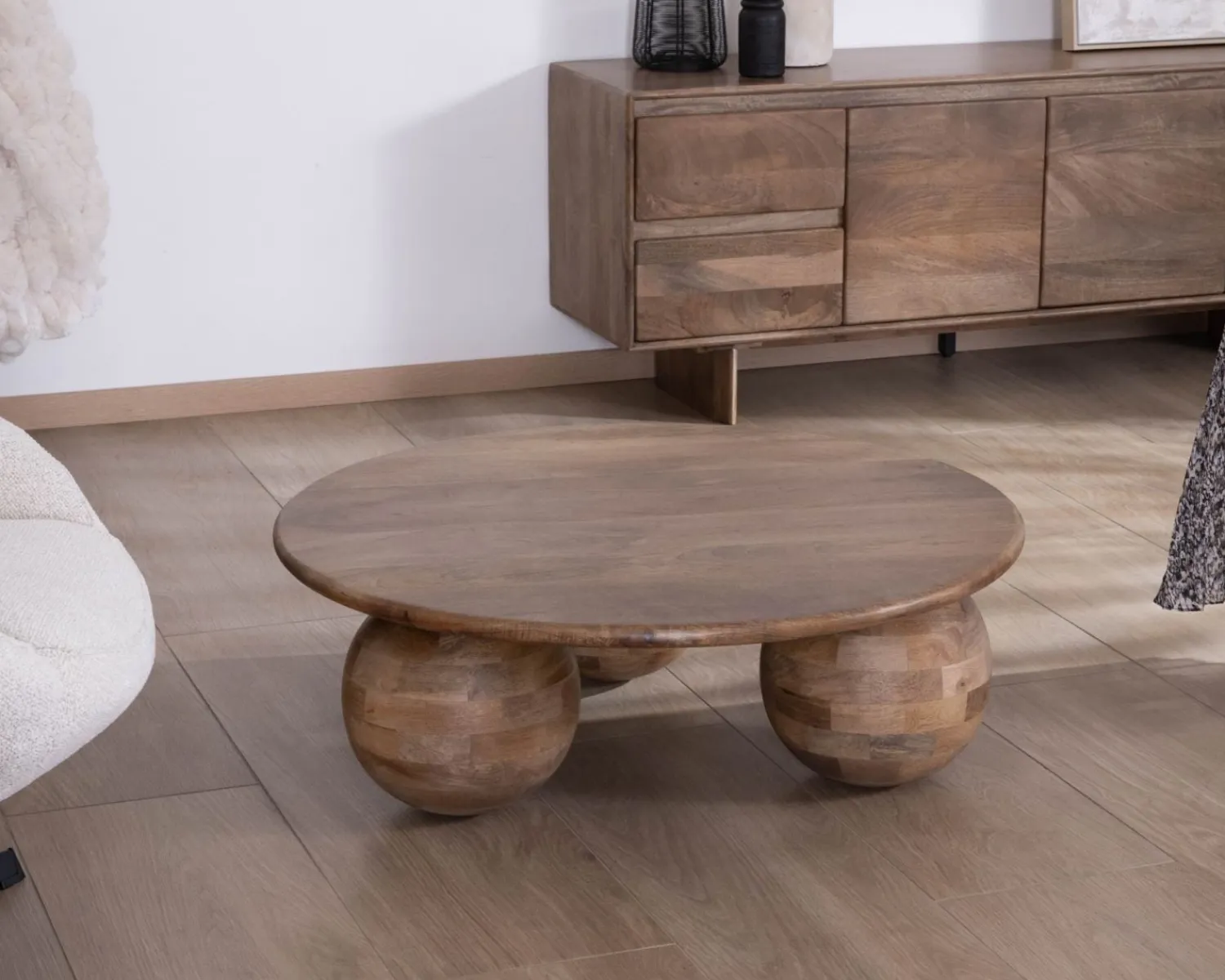 Meuble House Table basse ronde design épuré et organique en manguier massif "Oxyma" Discount