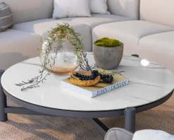 Meuble House Table basse ronde en céramique et aluminium, diam. 126 "Sokha Beach" New