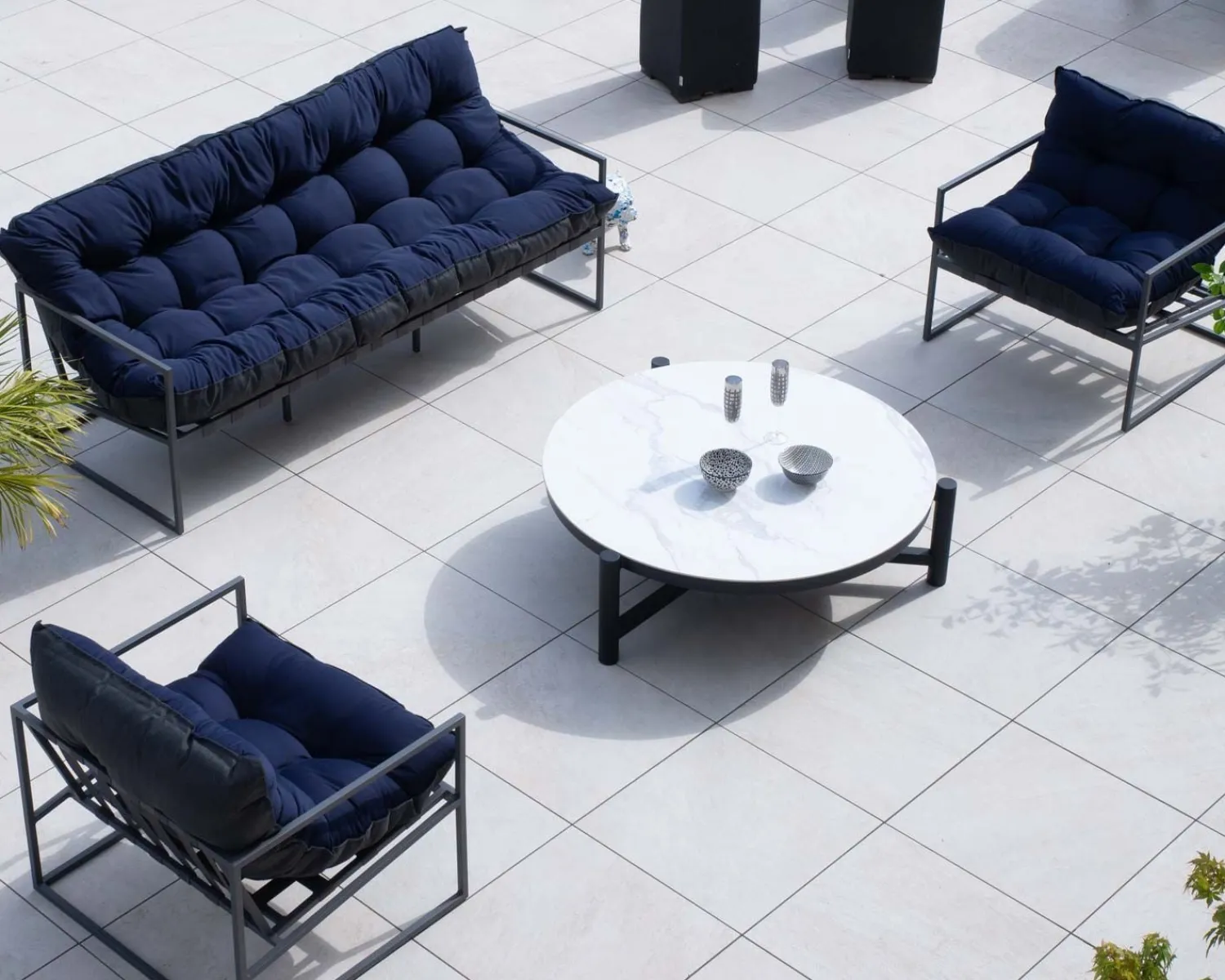 Meuble House Table basse ronde en céramique et aluminium, diam. 126 "Sokha Beach" New