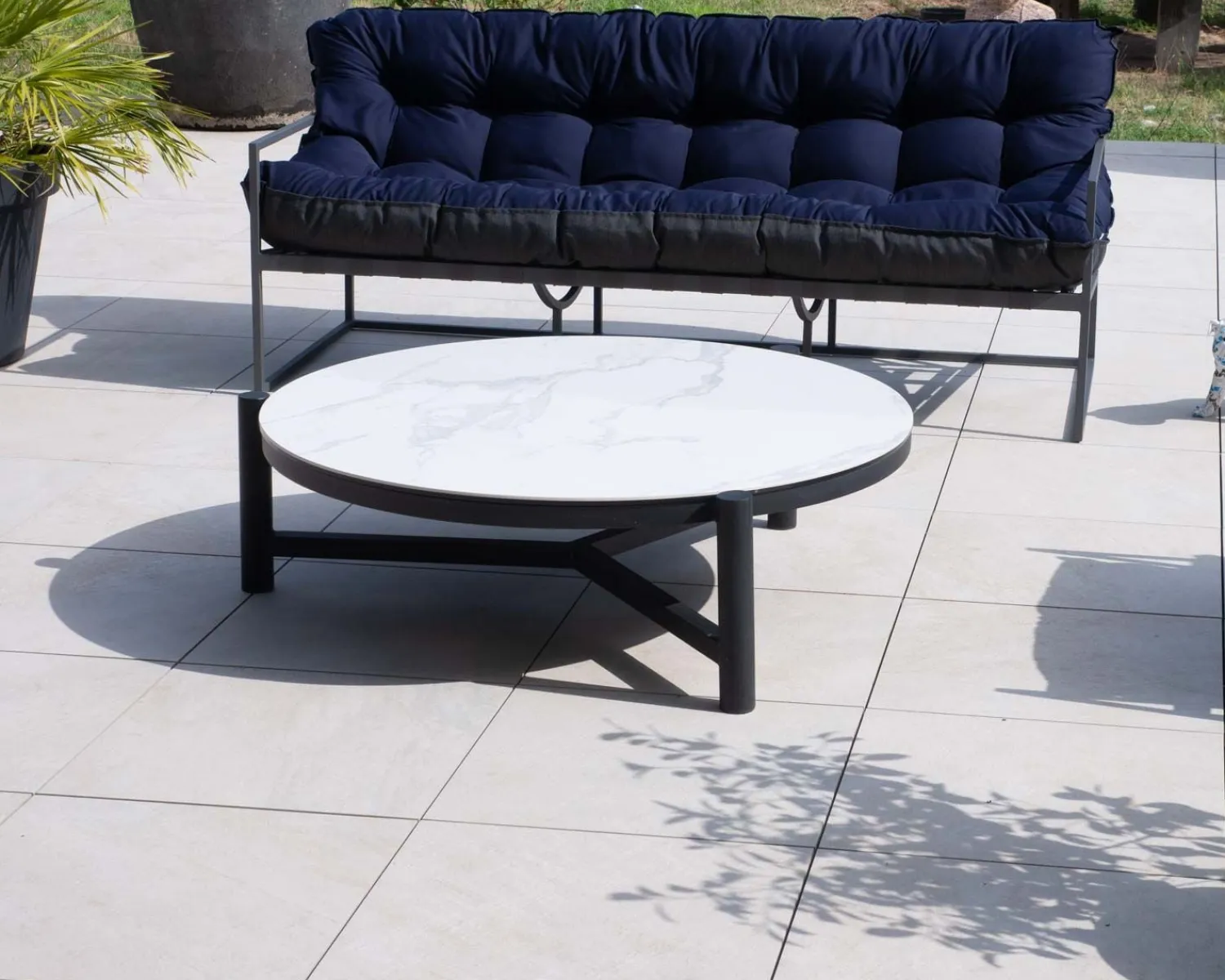 Meuble House Table basse ronde en céramique et aluminium, diam. 126 "Sokha Beach" New