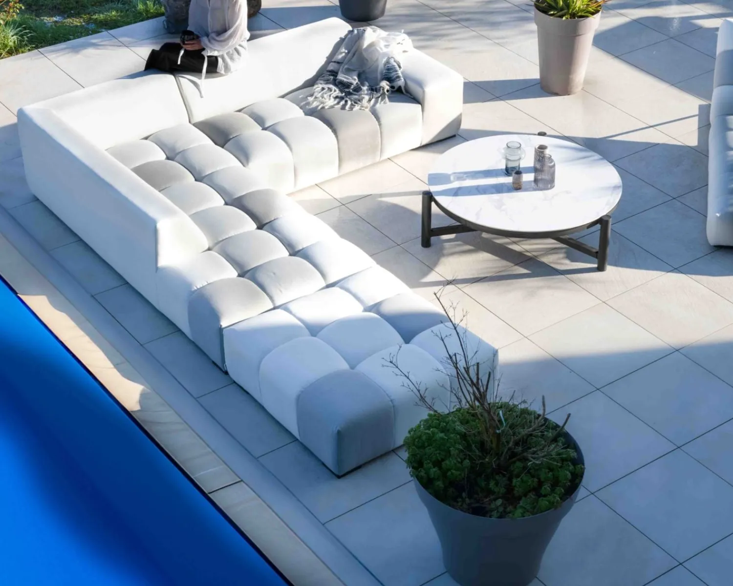 Meuble House Table basse ronde en céramique et aluminium, diam. 126 "Sokha Beach" New