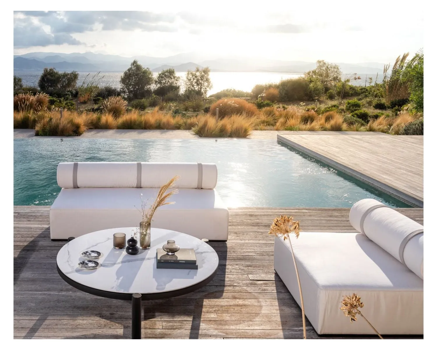 Meuble House Table basse ronde en céramique et aluminium, diam. 126 "Sokha Beach" New