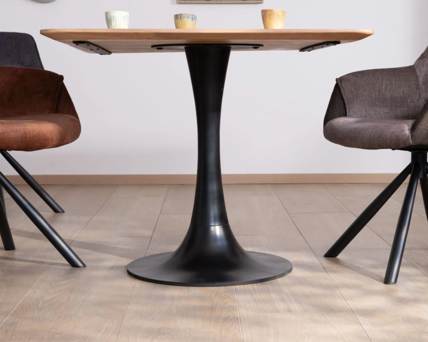 Meuble House Table carrée 90 cm esprit bistrot en acacia "Piccadilly" pied tulipe en métal Hot