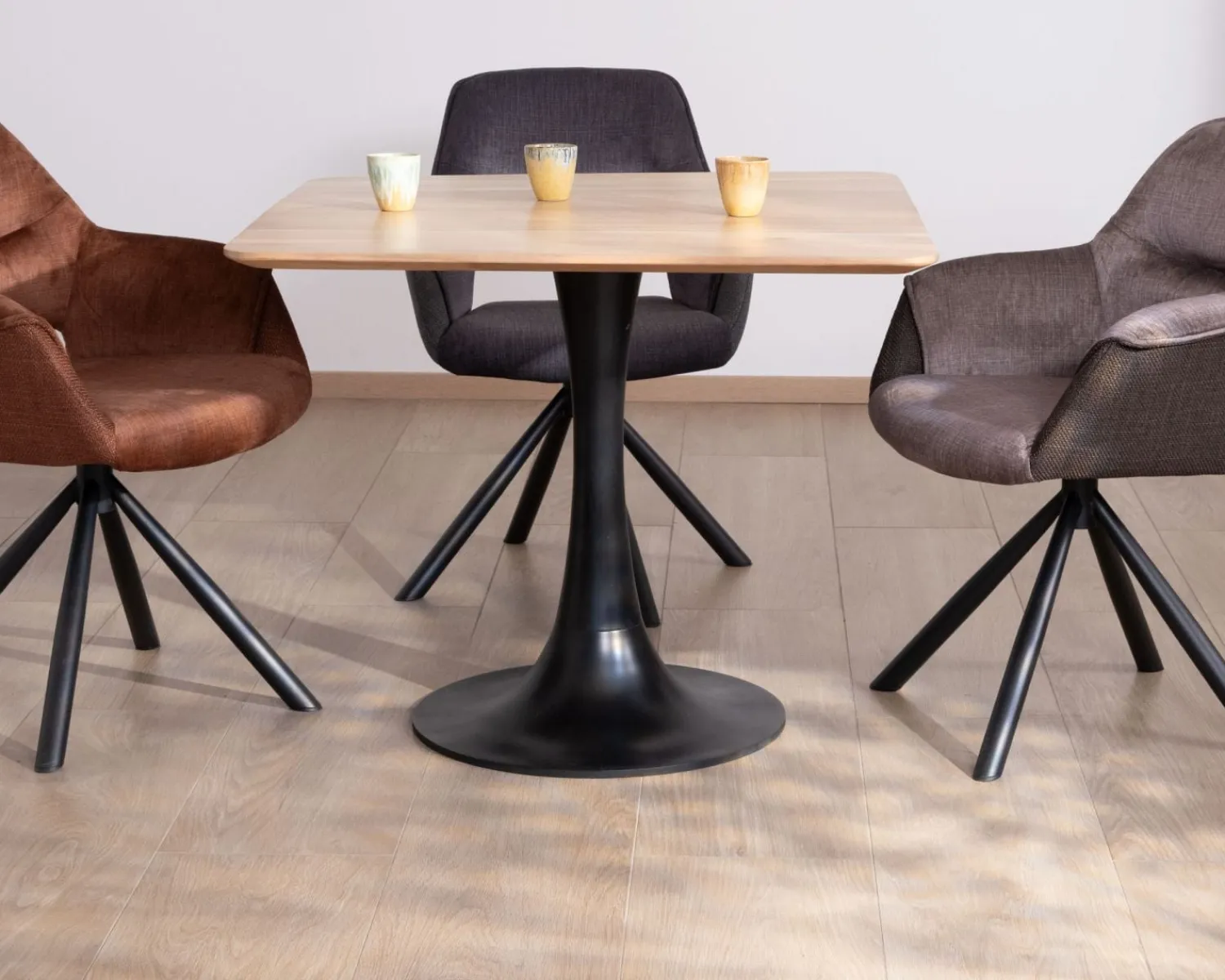 Meuble House Table carrée 90 cm esprit bistrot en acacia "Piccadilly" pied tulipe en métal Hot